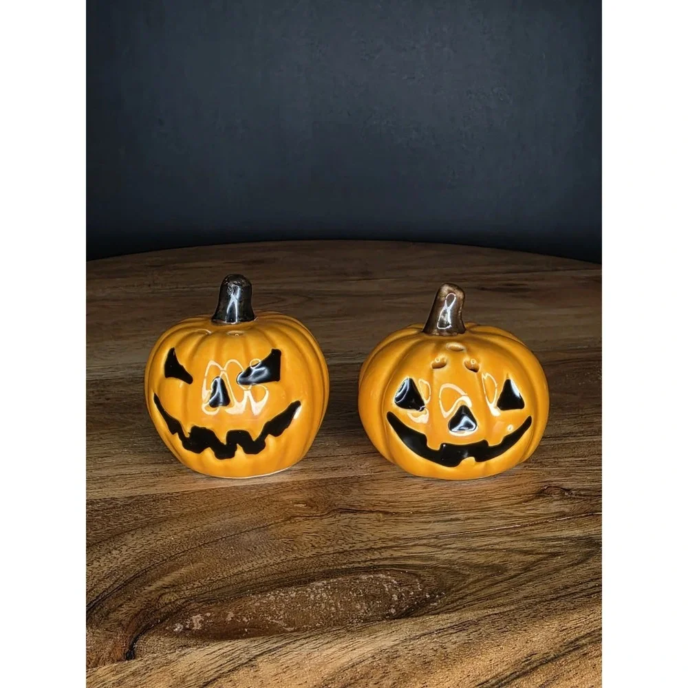 Halloween Jack O Lantern Salt and Pepper Shakers Ceramic Pumpkin Faces Set 2